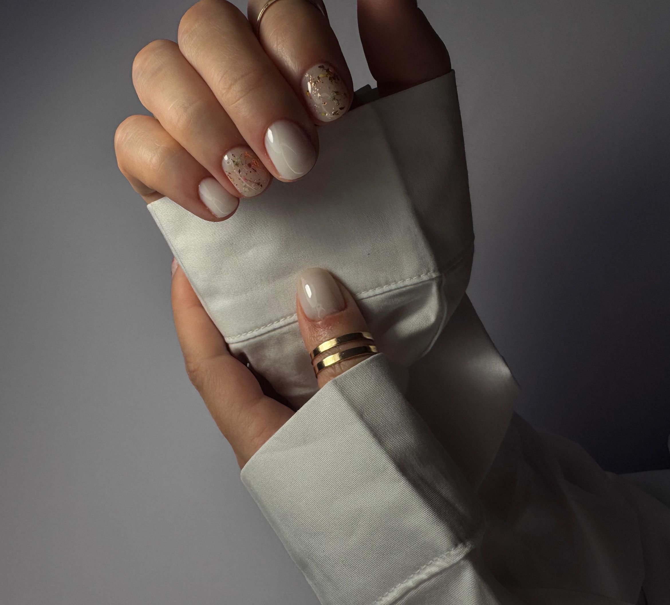 Manicura nude con detalles de hoja dorada