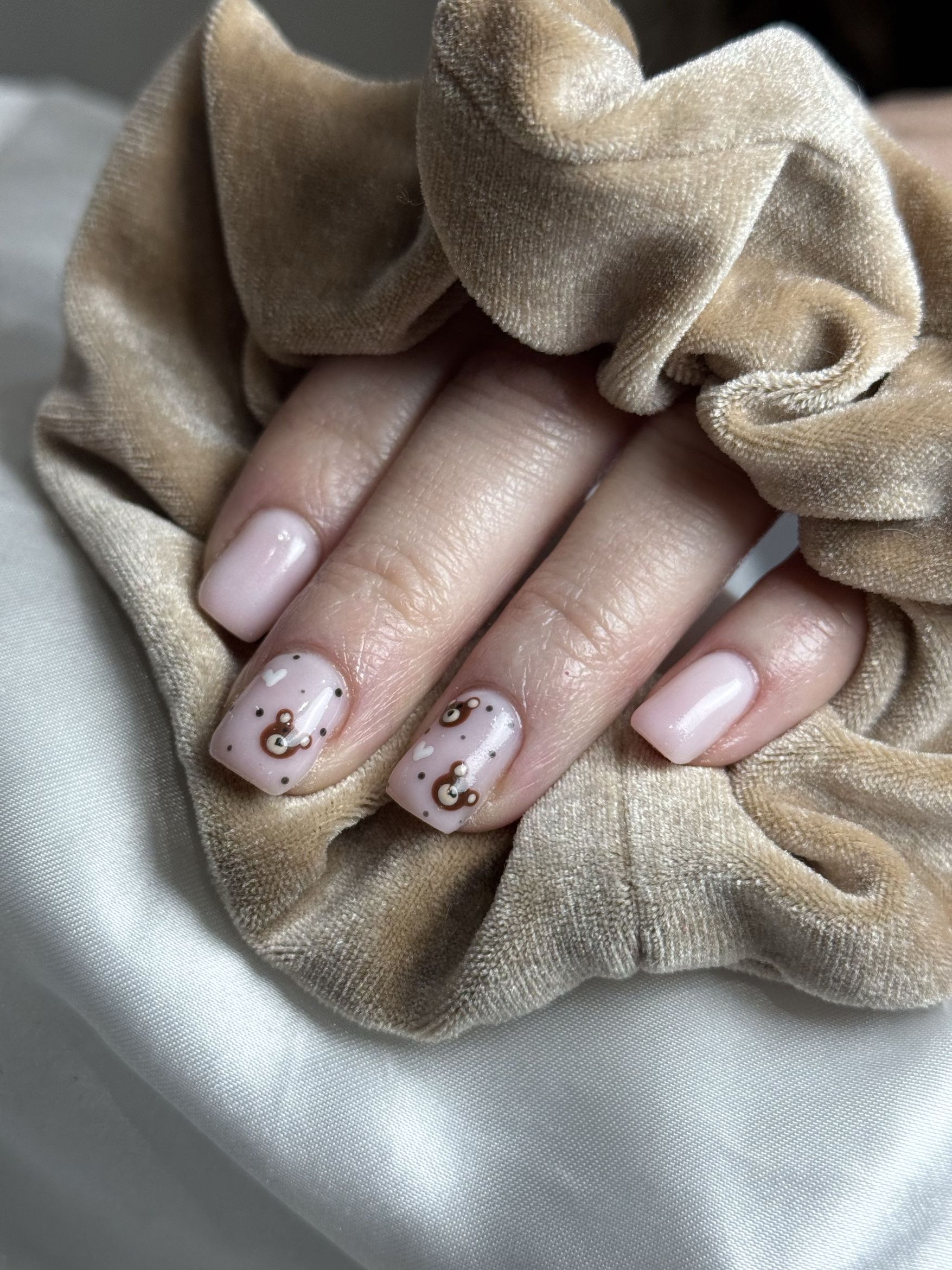 Manicura nude con diseño de ositos y corazones