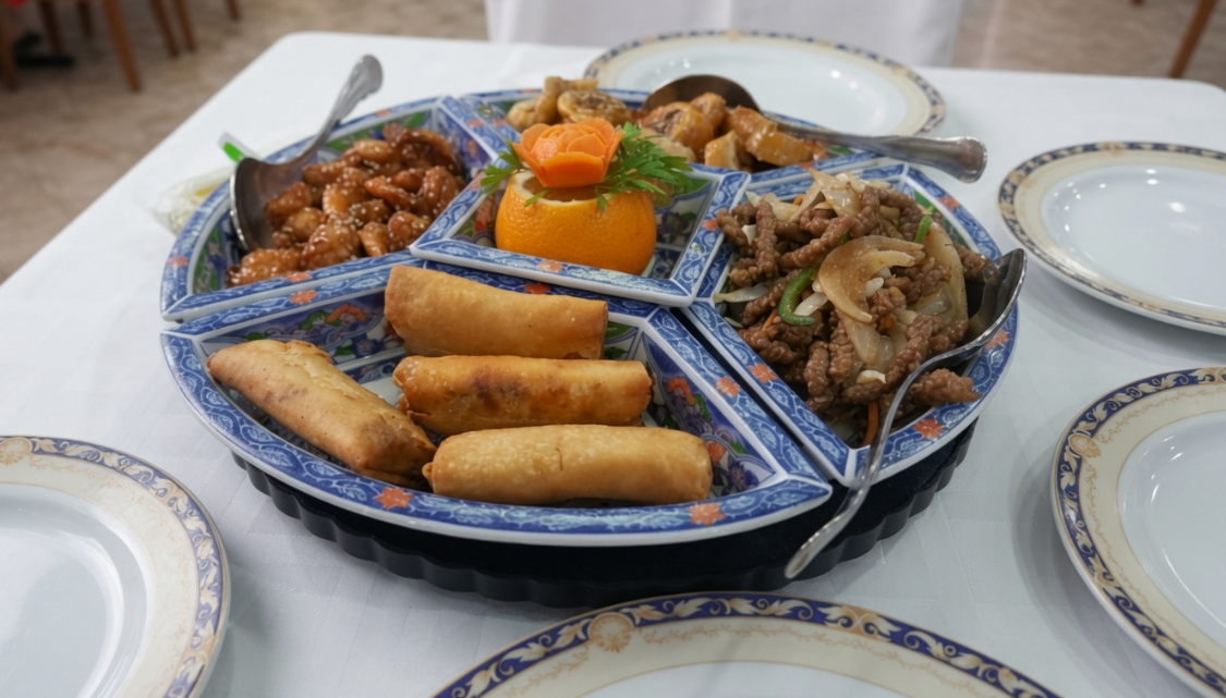 Selección de entremeses: rollitos, ternera y pollo con sésamo